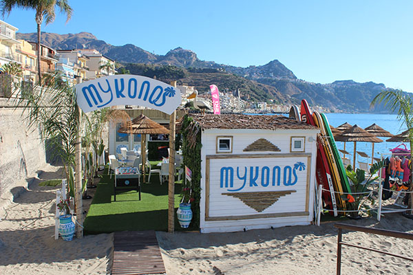 Mykonos Beach, noleggio moto d'acqua, lettini da spiaggia e giochi acquatici a Giardini Naxos