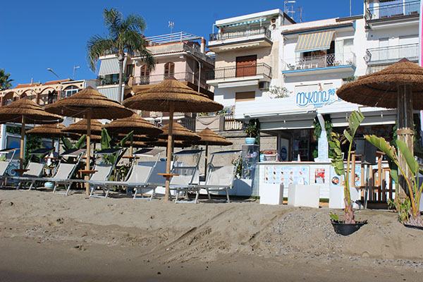Mykonos Beach, noleggio moto d'acqua, lettini da spiaggia e giochi acquatici a Giardini Naxos