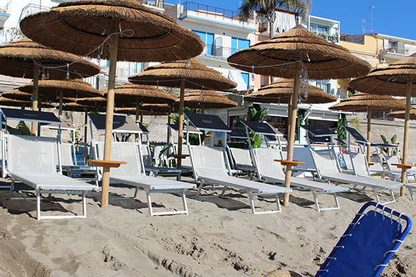 Mykonos Beach, noleggio moto d'acqua, lettini da spiaggia e giochi acquatici a Giardini Naxos