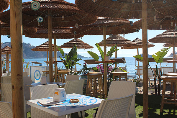 Mykonos Beach, noleggio moto d'acqua, lettini da spiaggia e giochi acquatici a Giardini Naxos