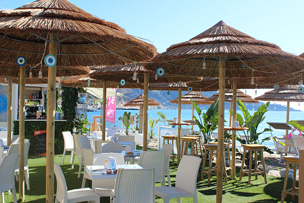 Mykonos Beach, noleggio moto d'acqua, lettini da spiaggia e giochi acquatici a Giardini Naxos