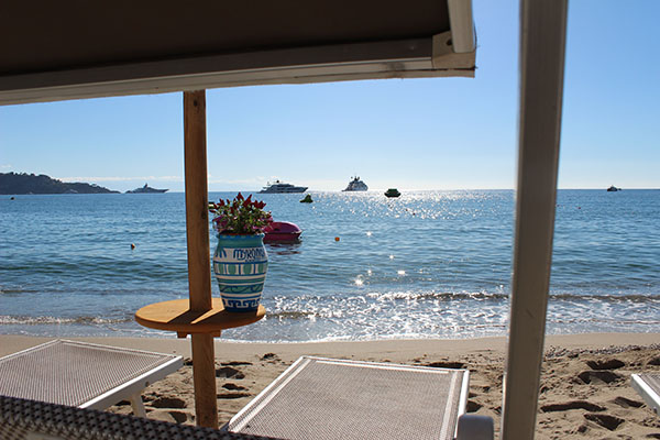 Mykonos Beach, noleggio moto d'acqua, lettini da spiaggia e giochi acquatici a Giardini Naxos