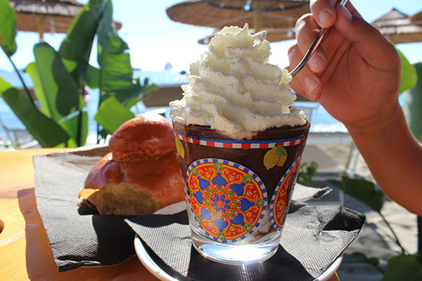 Mykonos Beach, noleggio moto d'acqua, lettini da spiaggia e giochi acquatici a Giardini Naxos